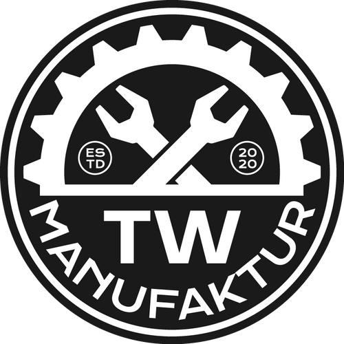 Auf diesem Bild ist das TW Manufaktur Logo zu sehen. Es ist umrandet von einem weißen Kreis. Im inneren ist oben die Form eines Zahnrads zu erkennen und darunter steht TW Manufaktur. Zudem ist der Schriftzug ESTD 2020 enthalten. In der Mitte sind zwei Maulschlüssel die sich kreuzen zu sehen.